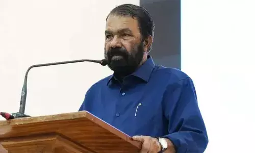 കാവിക്കൊടി ഏന്തിയ വനിതയുടെ ചിത്രത്തിന് മുന്നില്‍ ഗവര്‍ണര്‍ പുഷ്പാര്‍ച്ച നടത്തിയപ്പോള്‍ ഇറങ്ങിപ്പോന്നത് ഭരണഘടനാ മൂല്യങ്ങള്‍ സംരക്ഷിക്കാന്‍; കരിങ്കൊടി കാണിച്ച എബിവിപി പ്രവര്‍ത്തകര്‍ കാറിലെ ദേശീയ പതാക വലിച്ചു കീറിയെന്നും മന്ത്രി വി ശിവന്‍കുട്ടി