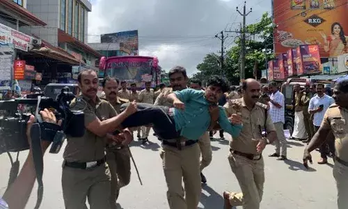 ഫ്രറ്റേണിറ്റി മൂവ്മെന്റ് പാലക്കാട് ജില്ലാ കമ്മിറ്റി ഹൈവേ ഉപരോധിച്ചു ഫ്രറ്റേണിറ്റി മൂവ്മെന്റ് പാലക്കാട് ജില്ലാ കമ്മിറ്റി ഹൈവേ ഉപരോധിച്ചു