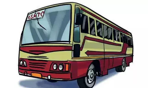 രാത്രി ടയര്‍ പഞ്ചറായതോടെ കെഎസ്ആര്‍ടിസിയുടെ തിരുവനന്തപുരം പാസഞ്ചര്‍ വഴിയില്‍ കുടുങ്ങി; പണം പിരിച്ച് ടയര്‍ മാറ്റി യാത്രക്കാര്‍