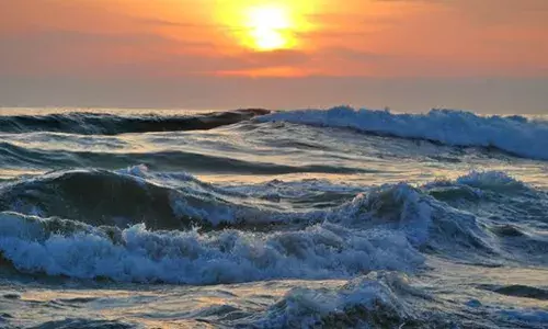 കടലിനടിയില്‍ കിടക്കുന്ന കണ്ടെയ്‌നറുകളില്‍ തട്ടി വല നശിക്കുന്നു; മത്സ്യത്തൊഴിലാളികള്‍ക്ക് ലക്ഷങ്ങളുടെ നഷ്ടം