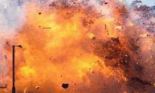 പിറന്നാളിന് സുഹൃത്ത് സമ്മാനമായി നല്‍കിയത് നാടന്‍ ബോംബ്; എറിഞ്ഞു പൊട്ടിച്ച് ആഘോഷം; വീഡിയോ വൈറലായതിന് പിന്നാലെ യുവാവിനെ അറസ്റ്റ് ചെയ്ത് പോലിസ്