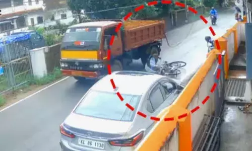 സൈക്കിളിൽ നിന്ന് ഇറങ്ങാൻ ശ്രമം; പിന്നാലെ കാൽ കുടുങ്ങി മധ്യവയസ്കൻ വീണത് നേരെ ലോറിയുടെ മുന്നിലേക്ക്; രക്ഷപ്പെട്ടത് ഭാഗ്യം കൊണ്ട്; ദൃശ്യങ്ങൾ പുറത്ത്