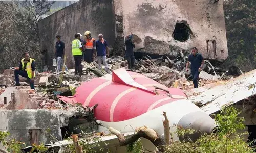 അഹമ്മദാബാദില്‍ കത്തിയെരിഞ്ഞ വിമാനത്തിന്റെ അവശിഷ്ടങ്ങള്‍ മാറ്റിത്തുടങ്ങി