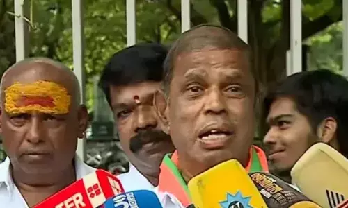 വാജ്‌പേയിയുടെ കാലം മുതൽ ഇതിനെകുറിച്ച് ചർച്ചകൾ ഉണ്ടായിരിന്നു..!; കാവിക്കൊടി ദേശീയ പതാകയാക്കണമെന്ന പറച്ചിലിൽ വെട്ടിലായി ആ ബിജെപി നേതാവ്; കേസെടുത്ത് പോലീസ്