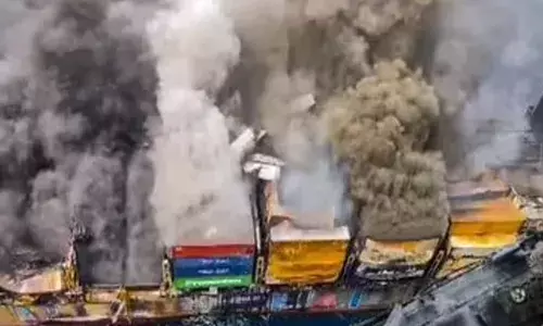 തീപിടിച്ച കപ്പലിന്റെ ഉള്ളില്‍ കയറിയുള്ള അഗ്‌നിരക്ഷാ പ്രവര്‍ത്തനങ്ങള്‍ക്കു തുടക്കം; കപ്പലിന്റെ ഉള്ളറകള്‍ ശമിപ്പിക്കാനുള്ള ശ്രമങ്ങള്‍ തുടരുന്നു