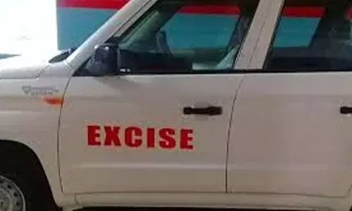 വാ​ഹ​ന പ​രി​ശോ​ധ​നയ്ക്കിടെ പരുങ്ങുന്നത് ശ്രദ്ധിച്ചു; പിന്നാലെ ഹ​ഷീ​ഷ് ഓ​യി​ലു​മാ​യി യു​വാ​വ് കുടുങ്ങി; കൈയ്യോടെ പൊക്കി എ​ക്സൈ​സ്; സംഭവം വാ​ള​യാറിൽ