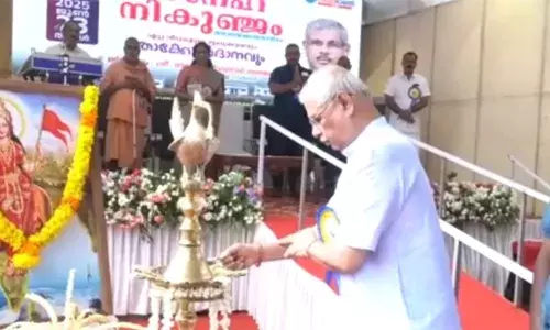 കൂട്ടിക്കലില്‍ പ്രളയബാധിതര്‍ക്ക് വീടിന്റെ താക്കോല്‍ദാനം; ഭാരതാംബയുടെ ചിത്രത്തിന് മുന്‍പില്‍ തിരിതെളിച്ച് ചടങ്ങിന് തുടക്കം; ആര്‍എസ്എസിന്റെയും സേവാഭാരതിയുടെയും പ്രവര്‍ത്തനങ്ങള്‍ ഭാരതാംബയ്ക്കുള്ള സമര്‍പ്പണമാണെന്ന് ഗവര്‍ണര്‍