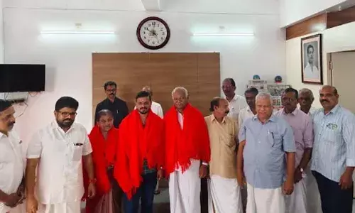 കണ്ണൂരില്‍ മുതിര്‍ന്ന കോണ്‍ഗ്രസ് നേതാവ് പാര്‍ട്ടി വിട്ടു; മുന്‍ എടക്കാട് പഞ്ചായത്ത് പ്രസിഡന്റ് പി. രവീന്ദ്രന്‍ സി.പി.എമ്മില്‍ ചേര്‍ന്നത് ജമാത്തെ ഇസ്ലാമി കൂട്ടുകെട്ടില്‍ പ്രതിഷേധമായി