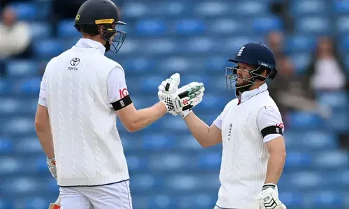 ന്യൂ ബോളിന്റെ ആനുകൂല്യവും മൂടിക്കെട്ടിയ അന്തരീക്ഷവും തുണച്ചില്ല; ഹെഡിങ്‌ലിയില്‍ വിക്കറ്റ് വീഴ്ത്താനാവാതെ വിയര്‍ത്ത് ബുമ്രയും സംഘവും; പ്രസിദ്ധിനെയും ഠാക്കൂറിനെയും അടിച്ചുപറത്തി ബെന്‍ ഡക്കറ്റും സാക്ക് ക്രോളിയും;  ഇംഗ്ലണ്ടിന് ജയിക്കാന്‍ വേണ്ടത് 254 റണ്‍സ്; ഇന്ത്യക്ക് പത്ത് വിക്കറ്റും;  മഴ ആരുടെ ജയം തടയും? സമനില പിടിക്കാന്‍ മഴയെത്തുമോ?