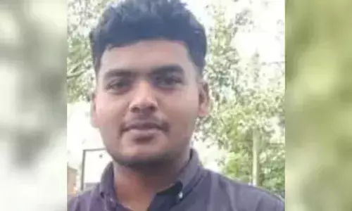 തെരുവുനായ കുറുകെ ചാടി; നിയന്ത്രണം വിട്ട ബൈക്ക് മറിഞ്ഞ് ലോറിക്കടിയിലേക്ക് വീണ യുവാവ് മരിച്ചു