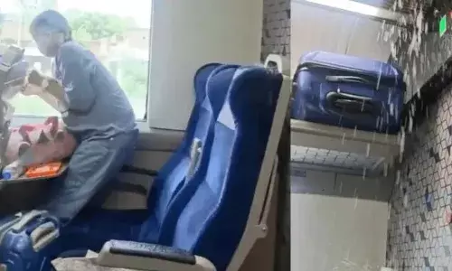 വരാണസി - ന്യൂ ഡല്‍ഹി വന്ദേ ഭാരത് എക്‌സ്പ്രസില്‍ ചോര്‍ച്ച; മേല്‍ക്കൂരയില്‍ നിന്ന് വെള്ളം ശക്തമായി ഒലിച്ചിറങ്ങി; എസിയിലെ തകരാറെന്ന് റെയില്‍വേയുടെ വിശദീകരണം