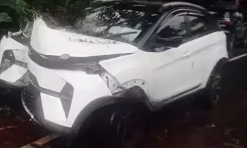 കാര്‍ നിയന്ത്രണം വിട്ട് മരത്തിലേക്ക് ഇടിച്ചുകയറി അപകടം; നാലു പേര്‍ക്ക് പരിക്ക്; ആശുപത്രിയിൽ പ്രവേശിപ്പിച്ചു; സംഭവം കോഴിക്കോട്