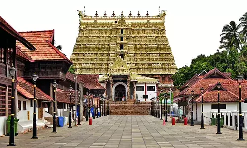 പദ്മനാഭസ്വാമി ക്ഷേത്രത്തില്‍നിന്ന് പാല്‍ ഒളിച്ചുകടത്തിയ സംഭവം; ജീവനക്കാരന് സസ്‌പെന്‍ഷന്‍