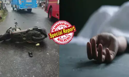 റോഡിലെ കുഴിയിൽ വീഴാതിരിക്കാൻ വെട്ടിച്ചു; പെട്ടെന്ന് സ്‌കൂട്ടറിന്റെ നിയന്ത്രണം തെറ്റി നേരെ ബസിനടിയിൽപ്പെട്ട് അപകടം; തൃശൂരിൽ യുവാവിന് ദാരുണാന്ത്യം; അമ്മയ്ക്ക് ഗുരുതര പരിക്ക്; സ്ഥലത്ത് പ്രതിപക്ഷ പ്രതിഷേധം; മേയർക്കെതിരെ കേസെടുക്കണമെന്ന് മുദ്രാവാക്യം
