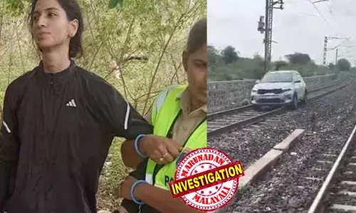 ട്രാക്കിലൂടെ അതിവേഗം പാഞ്ഞുവരുന്ന വെള്ള കാര്‍ ആദ്യം കണ്ടത് റെയില്‍വേ ഗേറ്റ് ജീവനക്കാര്‍; തടയാന്‍ ശ്രമിച്ചെങ്കിലും നിര്‍ത്തിയില്ല;  മറ്റൊരു ട്രാക്കിലേക്ക് കയറുന്നതിനിടെ കാര്‍ ഓഫായി;  മദ്യപിച്ചു ലക്കുകെട്ട യുവതിയെ പുറത്തിറക്കിയത് സാഹസികമായി; നഞ്ചക് ഉപയോഗിച്ച് ആക്രമണവും;  ട്രെയിന്‍ ഗതാഗതം തടസ്സപ്പെട്ടു