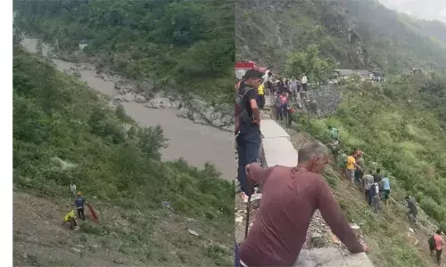 കുത്തുകയറ്റം കയറുന്നതിനിടെ ബസിന്റെ നിയന്ത്രണം നഷ്ടപ്പെട്ട് അപകടം; പിന്നാലെ അളകനന്ദ നദിയിലേക്ക് മറിഞ്ഞ് രണ്ട് പേർക്ക് ദാരുണാന്ത്യം; പത്ത് പേരെ കാണാനില്ല; തിരച്ചിൽ തുടരുന്നു