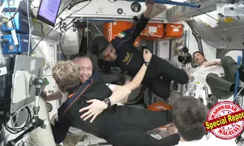 ഇന്ത്യക്ക് അഭിമാന നിമിഷം! അന്താരാഷ്ട്ര ബഹിരാകാശ നിലയത്തിലെത്തുന്ന ആദ്യ ഇന്ത്യക്കാരനായി ശുഭാംശു ശുക്ല;  വ്യോമസേന ഗ്രൂപ്പ് ക്യാപ്റ്റന്‍ ശുഭാംശുവടക്കം ആക്സിയം 4 ദൗത്യസംഘം നിലയത്തില്‍ പ്രവേശിച്ചു;  ഒരു മണിക്കൂറിലേറെ നീണ്ട നടപടി ക്രമങ്ങള്‍;  ആക്സിയം ദൗത്യാംഗങ്ങള്‍ക്ക് ഇനിയുള്ള 14 ദിവസം ഗവേഷണ - പരീക്ഷണങ്ങളുടെ കാലം