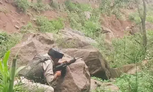 ഉദ്ധംപൂരില്‍ ഏറ്റുമുട്ടല്‍: ഭീകരനെ വധിച്ചു; നാല് ഭീകരര്‍ ഒളിഞ്ഞിരിക്കുന്നു; പ്രദേശം വളഞ്ഞ് സുരക്ഷ സേന