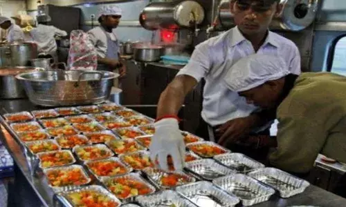 ട്രെയിനിലെ മോശം ഭക്ഷണം; ഏറ്റവും കൂടുതല്‍ പരാതി ഉയര്‍ന്ന പത്ത് ട്രെയിനുകളില്‍ എട്ടിലും ഭക്ഷണം വിളമ്പുന്നത് ബ്രന്ദാവന്‍ ഫുഡ് പ്രോഡക്ട്