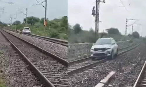 റെയില്‍വേ പാളത്തിലൂടെ എട്ട് കിലോമീറ്ററോളം കാറോടിച്ചു; കാര്‍ തടഞ്ഞ പോലീസുകാരെ ആക്രമിച്ച് യുവതി