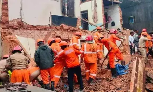 കൊടകരയില്‍ പഴയകെട്ടിടം തകര്‍ന്ന് വീണു; ഇതര സംസ്ഥാന തൊഴിലാളികളായ രണ്ടു പേര്‍ മരിച്ചു