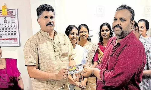 ഭക്ഷണം കഴിക്കാനെത്തിയ ലോട്ടറി വില്‍പനക്കാരെ സഹായിക്കാനായി ലോട്ടറിയെടുത്തു;  റസ്റ്ററന്റ് ഉടമയ്ക്ക് ഒരു കോടി രൂപ സമ്മാനം