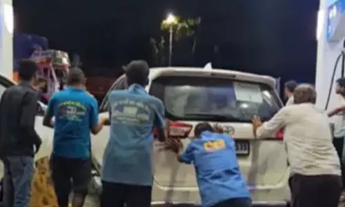 ഡീസലില്‍ വെള്ളം കലര്‍ന്നു; മധ്യപ്രദേശ് മുഖ്യമന്ത്രിയുടെ വാഹനങ്ങള്‍ വഴിയില്‍ കുടുങ്ങി