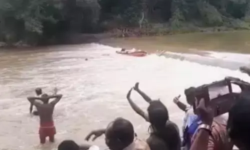 ആറ്റിൽ കാണാതായ ആളെ തിരയുന്നതിനിടെ അപകടം; ശക്തമായ ഒഴുക്കിൽ പെട്ട് വള്ളം മറിഞ്ഞു; സ്ഥലത്ത് സ്‌കൂബ ടീം പാഞ്ഞെത്തിയപ്പോൾ നടന്നത്; മൂന്ന് പേർ രക്ഷപ്പെട്ടത് ഭാഗ്യം കൊണ്ട്