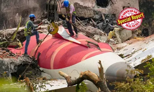 എയര് ഇന്ത്യ ഡ്രീലൈനര് അപകടം അട്ടിമറി? ആ സാധ്യതയും പരിശോധിക്കുന്നുണ്ടെന്ന് കേന്ദ്ര വ്യോമയാന സഹമന്ത്രി; എഎഐബിയുടൈ അന്വേഷണത്തില് എല്ലാം തെളിയും; ബ്ലാക് ബോക്സ് രാജ്യത്തിന് പുറത്തേക്ക് അയയ്ക്കില്ല; 33 ഡ്രീംലൈനറുകളും പരിശോധിച്ചെന്നും പേടിക്കാതെ യാത്ര ചെയ്യാമെന്നും മുരളീധര് മൊഹോള് എയര് ഇന്ത്യ ഡ്രീലൈനര് അപകടം അട്ടിമറി? ആ സാധ്യതയും പരിശോധിക്കുന്നുണ്ടെന്ന് കേന്ദ്ര വ്യോമയാന സഹമന്ത്രി; എഎഐബിയുടൈ അന്വേഷണത്തില് എല്ലാം തെളിയും; ബ്ലാക് ബോക്സ് രാജ്യത്തിന് പുറത്തേക്ക് അയയ്ക്കില്ല; 33 ഡ്രീംലൈനറുകളും പരിശോധിച്ചെന്നും പേടിക്കാതെ യാത്ര ചെയ്യാമെന്നും മുരളീധര് മൊഹോള്