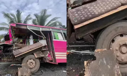 അമിത വേഗതയിൽ പാഞ്ഞെത്തിയ സ്വകാര്യ ബസ്; ഒന്ന് വെട്ടിച്ചതും അപകടം; യാത്രക്കാരായ രണ്ടുപേർക്ക് പരിക്ക്; ബസിന്റെ മുൻഭാഗം പൂർണമായും തകർന്നു; കേസെടുത്ത് പോലീസ്