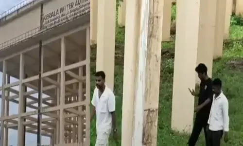 എന്തൊക്കെ കാണണം..; കുടിവെള്ളത്തിനായി പൈപ്പ് തുറന്നവർക്ക് നിരാശ; പരിശോധനയിൽ കൈയ്യിൽ ഫോണുമായി യുവാക്കൾ; വീഡിയോ ചിത്രീകരിക്കാൻ കാണിച്ചത് സാഹസികത; എല്ലാവരെയും പൊക്കി