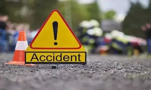 അമിത വേഗതയിലെത്തിയ കാര്‍ കാല്‍നടയാത്രക്കാരെ ഇടിച്ച് തെറിപ്പിച്ചു; രണ്ടുപേർക്ക് പരിക്ക്; ആശുപത്രിയിൽ പ്രവേശിപ്പിച്ചു; സംഭവം കോഴിക്കോട്