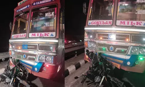 ബൈക്കില്‍ നിന്നും ഹെല്‍മറ്റ് റോഡിലേക്ക് തെറിച്ചു വീണു; പൊടുന്നനെ ബൈക്ക് ബ്രേക്കിട്ട് നിര്‍ത്തി യാത്രക്കാരന്‍: പിന്നാലെ വന്ന ലോറി ഇടിച്ചു കയറി ദമ്പതികള്‍ക്ക് ദാരുണാന്ത്യം