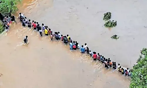 ജാര്‍ഖണ്ഡില്‍ വെള്ളപ്പൊക്കത്തെ തുടര്‍ന്ന് സ്‌കൂള്‍ കെട്ടിടം മുങ്ങി; അധ്യാപകരും 162 കുട്ടികളും ഒരു രാത്രി മുഴുവന്‍ കഴിച്ചു കൂട്ടിയത് സ്‌കൂളിന്റെ മേല്‍ക്കൂരയില്‍: രക്ഷപ്പെടുത്തിയത് പുലര്‍ച്ചെ പോലിസുകാരും നാട്ടുകാരും ചേര്‍ന്ന്