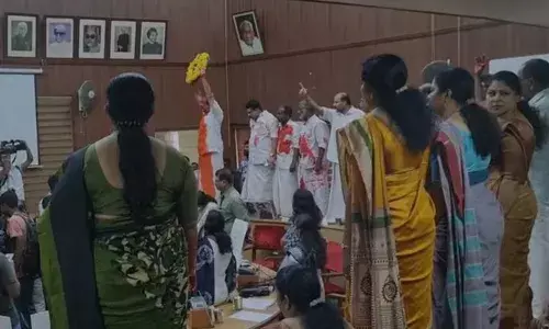 തൃശൂര്‍ റോഡിലെ അപകട മരണത്തില്‍ നടപടി ആവശ്യപ്പെട്ട് പ്രതിഷേധം;  ദേഹത്ത് ചുവന്ന മഷിയൊഴിച്ച് ഡെസ്‌കില്‍ കയറി മുദ്രാവാക്യം വിളിച്ച് കൗണ്‍സിലര്‍മാര്‍;  കോര്‍പ്പറേഷനില്‍ കൂട്ട സസ്‌പെന്‍ഷന്‍;  ചര്‍ച്ചയ്ക്ക് തയ്യാറെന്ന് മേയര്‍