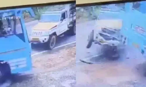 ഫുൾ ലോഡുമായി വന്ന ബൊലേറോ പിക്കപ്പ്; പിന്നാലെ എതിര്‍ദിശയിലെത്തിയ ബസിന്റെ നിയന്ത്രണം നഷ്ടപ്പെട്ട് അപകടം; നിരവധി പേർക്ക് പരിക്ക്; ആശുപത്രിയിൽ പ്രവേശിപ്പിച്ചു; സംഭവം കോഴിക്കോട്