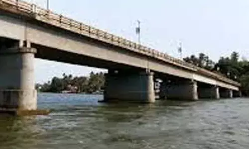 വളപട്ടണം പുഴയില്‍ ജീവനൊടുക്കാന്‍ ചാടിയ യുവാവിനെ കാണാതായി; പൊലിസുകാരന്റെ ഭാര്യയായ പെണ്‍ സുഹൃത്ത് നീന്തി രക്ഷപ്പെട്ടു