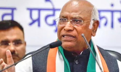 ഭരണഘടനയിൽ തൊട്ടാൽ പല്ലും നഖവും ഉപയോഗിച്ച് ചെറുക്കും; പാവങ്ങൾ ഉയർന്ന് വരുന്നത് കാണുന്നത് അവർക്ക് സഹിക്കുന്നില്ല; രൂക്ഷ വിമർശനവുമായി മല്ലികാർജ്ജുൻ ഖർഗെ