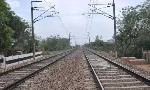 കുറ്റിപ്പുറത്തെ റെയില്‍പ്പാതയ്ക്കു മുകളിലെ വൈദ്യുതിക്കമ്പിയില്‍ നിന്നും യുവാവിന് ഷോക്കേറ്റു; സംഭവം വൈദ്യുതിക്കമ്പി താഴുന്നത് പരിശോധിക്കുന്നതിനിടെ