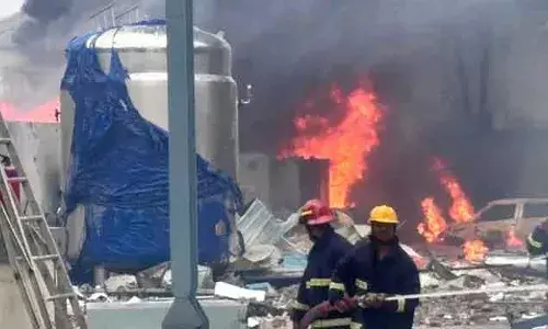 വന്‍ സ്ഫോടനത്തില്‍ കെട്ടിടം തകര്‍ന്ന് തൊഴിലാളികള്‍ ദൂരേക്ക് തെറിച്ചു; തെലങ്കാനയിലെ സംഗറെഡ്ഡിയിലെ മരുന്ന് നിര്‍മാണശാലയിലുണ്ടായ സ്ഫോടനത്തില്‍ മരിച്ചവരുടെ എണ്ണം 42 ആയി