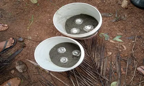 കണ്ണൂരില്‍ ആളൊഴിഞ്ഞ വീട്ടുപറമ്പില്‍ നിന്നും ആറ് സ്റ്റീല്‍ ബോംബുകള്‍ കണ്ടെത്തി; ഉഗ്രസ്‌ഫോടനശേഷിയുളളവ എന്ന് പൊലീസ്; സിപിഎം വീണ്ടും കലാപത്തിന് കോപ്പുകൂട്ടുകയാണെന്ന് കോണ്‍ഗ്രസ്