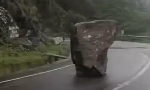 മൂന്നാര്‍ ഗ്യാപ് റോഡില്‍ കൂറ്റന്‍ പാറക്കല്ല് റോഡിലേക്ക് പതിച്ചു; രാത്രിയായതു കൊണ്ട് ദുരന്തം ഒഴിവായി