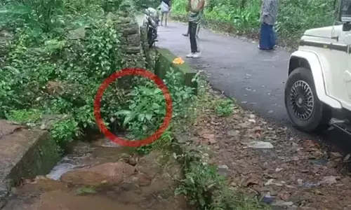 കോട്ടയത്ത് കലുങ്കിനടിയില്‍ കുരുങ്ങിയ നിലയില്‍ മൃതദേഹം കണ്ടെത്തി; മൃതദേഹത്തിന് രണ്ടു ദിവസത്തോളം പഴക്കം; പോലീസ് അന്വേഷണം തുടങ്ങി