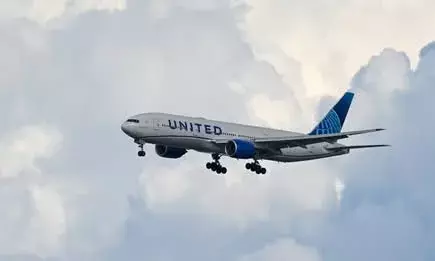 വിമാനത്തില് പുകയുണ്ടാകാന് സാധ്യത, ചിക്കാഗോയിലേക്ക് പോകുന്ന വിമാനം അടിയന്തര ലാന്ഡിംഗ് നടത്തി വിമാനത്തില് പുകയുണ്ടാകാന് സാധ്യത, ചിക്കാഗോയിലേക്ക് പോകുന്ന വിമാനം അടിയന്തര ലാന്ഡിംഗ് നടത്തി