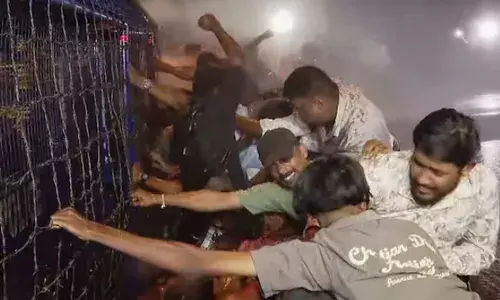 റജിസ്ട്രാറുടെ സസ്‌പെന്‍ഷനില്‍ പ്രതിഷേധം കടുക്കുന്നു; രാജ്ഭവനിലേക്ക് എസ്എഫ്‌ഐ, ഡിവൈഎഫ് മാര്‍ച്ചുകളില്‍ സംഘര്‍ഷം; ജലപീരങ്കി പ്രയോഗിച്ചു; ബാരിക്കേഡ് മറികടന്ന് പ്രവര്‍ത്തകര്‍; ഗവര്‍ണര്‍ വിളച്ചിലെടുക്കരുതെന്ന് എസ്എഫ്ഐ നേതാക്കള്‍