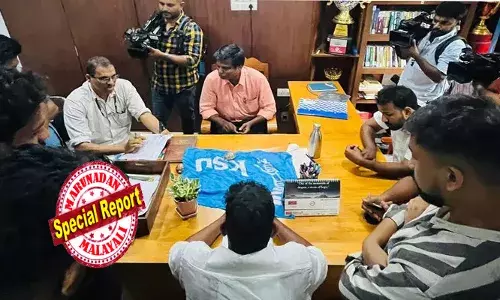 എസ്എഫ്ഐ ദേശീയ സമ്മേളന റാലിയില് കുട്ടികളെ പങ്കെടുപ്പിക്കാന് സ്കൂളിന് അവധി; ഉപരോധ സമരം നടത്തി കെഎസ്യു; നടപടി സമരമാണെന്ന് കാണിച്ച് നോട്ടീസ് കിട്ടിയതിനാലെന്ന് പ്രിന്സിപ്പല്; മെഡിക്കല് കോളജ് ഹയര് സെക്കന്ഡറി സ്കൂളിലെ അനധികൃത അവധിയില് നടപടിയില്ല എസ്എഫ്ഐ ദേശീയ സമ്മേളന റാലിയില് കുട്ടികളെ പങ്കെടുപ്പിക്കാന് സ്കൂളിന് അവധി; ഉപരോധ സമരം നടത്തി കെഎസ്യു; നടപടി സമരമാണെന്ന് കാണിച്ച് നോട്ടീസ് കിട്ടിയതിനാലെന്ന് പ്രിന്സിപ്പല്; മെഡിക്കല് കോളജ് ഹയര് സെക്കന്ഡറി സ്കൂളിലെ അനധികൃത അവധിയില് നടപടിയില്ല