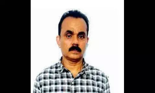 പിതൃ തുല്യനായി സംരക്ഷണം നല്‍കേണ്ട അധ്യാപകന്‍ വിദ്യാര്‍ത്ഥിനിയെ പീഡിപ്പിച്ചത് ഗൗരവ വിഷയം; വിദ്യാര്‍ത്ഥിനിയെ പീഡിപ്പിച്ച അധ്യാപകന്റെ ജാമ്യാപേക്ഷ കോടതി തള്ളി