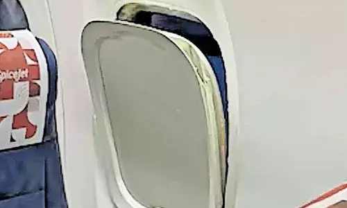 യാത്രയ്ക്കിടെ സ്‌പൈസ് ജെറ്റ് വിമാനത്തിന്റെ ജനാല ഇളകിമാറി; പരിഭ്രാന്തരായി യാത്രക്കാര്‍: സുരക്ഷയെ ബാധിച്ചിട്ടില്ലെന്ന് കമ്പനി