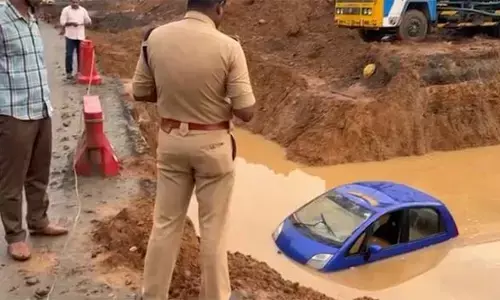 തൃശ്ശൂരില്‍ ദേശീയപാതയിലെ കുഴിയില്‍ വീണ് അപകടം; യാത്രക്കാരന്‍ അത്ഭുകരമായി രക്ഷപ്പെട്ടു; അപകടത്തില്‍പ്പെട്ടത് ഷോറൂമില്‍ നിന്നെടുത്ത പുതിയ കാര്‍