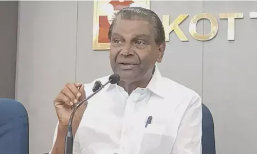 കോട്ടയം മെഡിക്കല്‍ കോളേജിലെ അപകടത്തെ ആരോഗ്യമന്ത്രി നിസാരവല്‍ക്കരിച്ചു; ഒരു പാവപ്പെട്ട സ്ത്രീ മണ്ണിനകത്ത് ശ്വാസം മുട്ടി മരിച്ചു കിടക്കുന്ന സമയത്ത് ഒന്നും സംഭവിച്ചിട്ടില്ലെന്ന് പറഞ്ഞു; തിരച്ചില്‍ രണ്ടുമണിക്കൂര്‍ വൈകിപ്പിച്ചെന്നും തിരുവഞ്ചൂര്‍ രാധാകൃഷ്ണന്‍